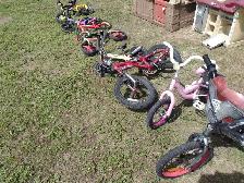 Lot de petit vélos , jouets , voiturette et une tour etc . - Photo 2