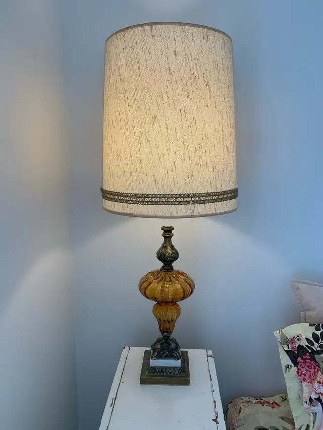 Belle lampe antique jaune