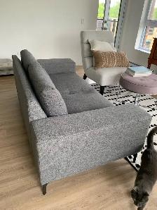 Beau sofa gris, simple et élégant - Photo 2