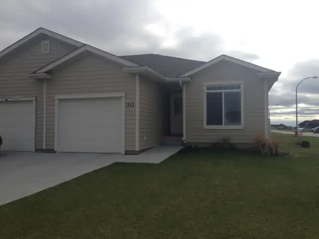 2 Bedroom plus den Duplex for Rent in Steinbach