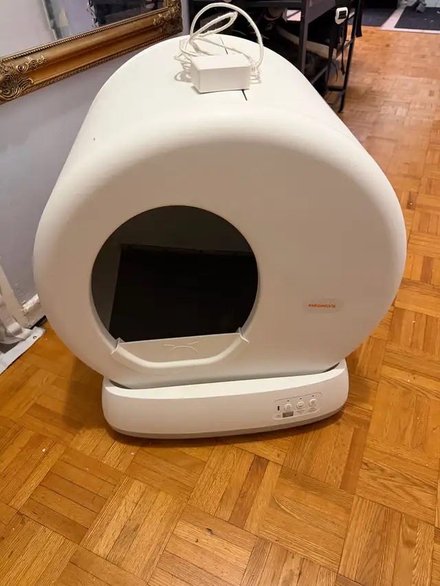 Automatic Self-Cleaning Cat Litter Box – Like New