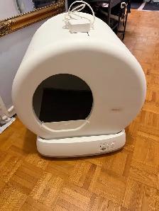 Automatic Self-Cleaning Cat Litter Box – Like New