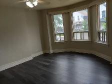 One-bedroom on main floor apartment Hamilton - Photo 2