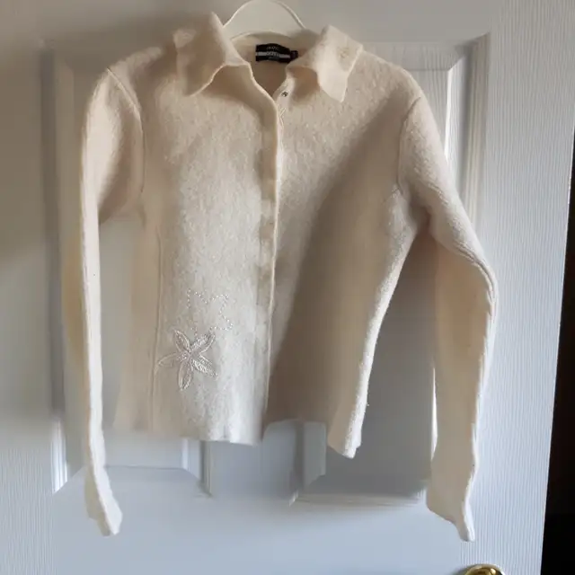 GRAND CHANDAIL BLANC FRANCOS VALÉRIE POUR FILLETTE 12ANS: $10.00