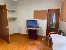 Larger clean furnished room c/w utilities/wifi/parking downtown - Photo 2