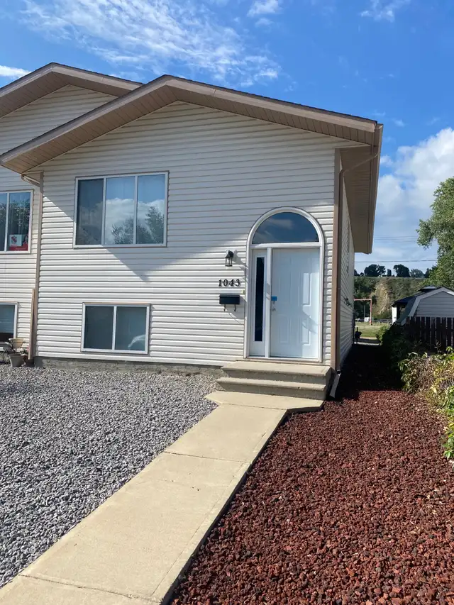 3 Bed 2 Bath Half Duplex w/ Garage For Rent