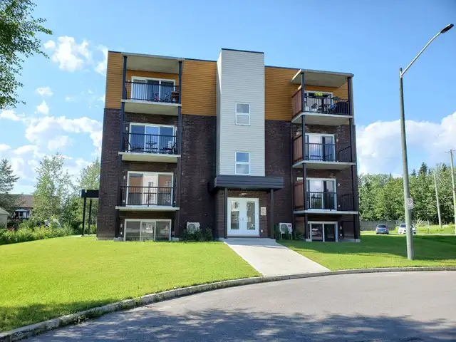 Superbe 4 1/2 Herbes-Sauvages Val-Bélair, Condo JUILLET