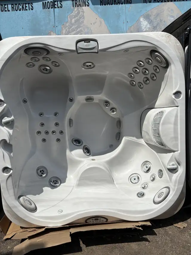 2019 Jacuzzi J335 Used Hot Tub in Great Condition, 5-6 Adult