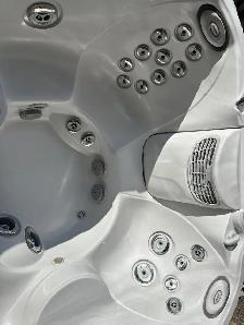 2019 Jacuzzi J335 Used Hot Tub in Great Condition, 5-6 Adult - Photo 3