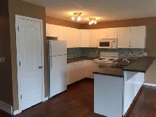 Spacious 3 Bed, 2.5 Bath Townhouse End Unit - Walk to the Beach! - Photo 3