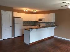 Spacious 3 Bed, 2.5 Bath Townhouse End Unit - Walk to the Beach! - Photo 4