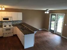 Spacious 3 Bed, 2.5 Bath Townhouse End Unit - Walk to the Beach! - Photo 5