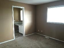 Spacious 3 Bed, 2.5 Bath Townhouse End Unit - Walk to the Beach! - Photo 8