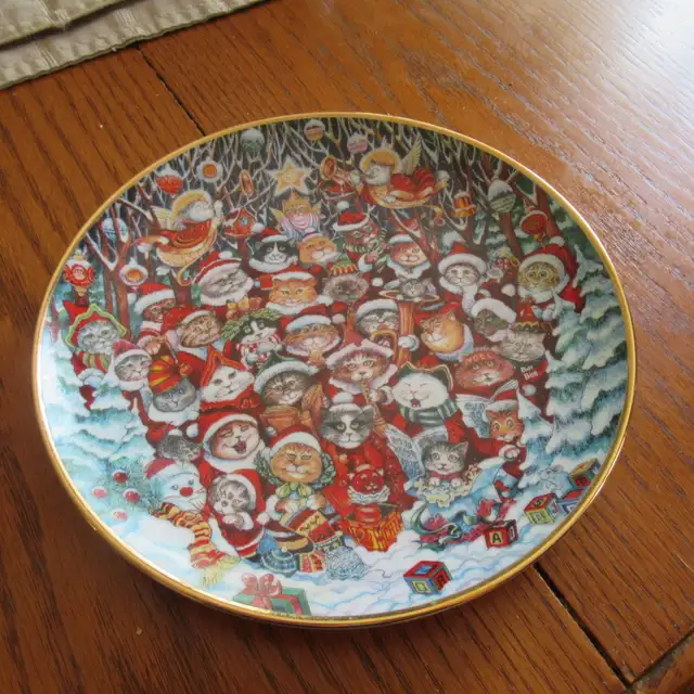 DECORATIVE SANTA CLAWS PLATE