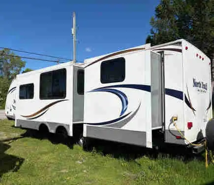 33ft 2012 North Trail Trailer