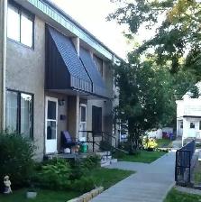 2 chambres à louer dans une maison en rangée