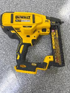 Dewalt DCN681 20V Brushless 18G Narrow Crown Stapler Tool Only - Photo 2
