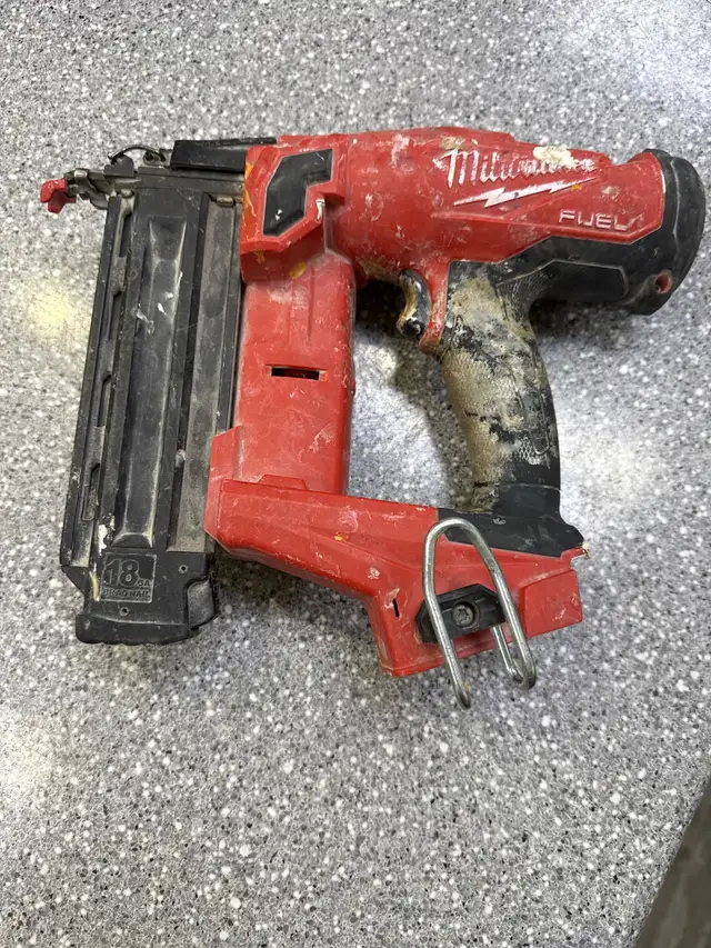 Milwaukee 2746 18V Fuel brushless 18G Brad Nailer