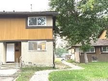 RENT - 3 Beds 2 Baths Townhouse