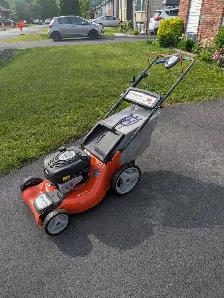 TONDEUSE HUSQVARNA 21 POUCES  A PROPULSION