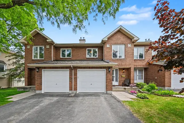 Bright & spacious 3 bdrm townhome with no rear neighbours