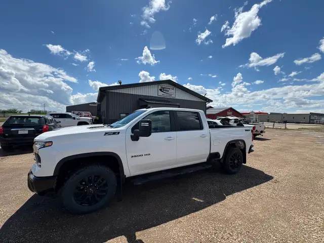 2025 Chevrolet Silverado 3500 Trail Boss 4WD Diesel