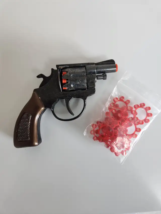 VINTAGE VICTORY TOY 8 CAP GUN IN GREAT CONDITION.