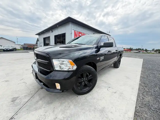 2023 RAM 1500 CLASSIC EXPRESS 4X4  HEMI  CREW   49,000KMS