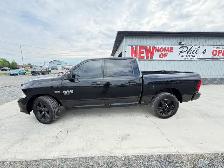 2023 RAM 1500 CLASSIC EXPRESS 4X4  HEMI  CREW   49,000KMS - Photo 2