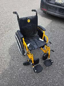 Kids wheelchair with elevated legs - Photo 2