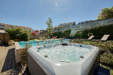 3 PUMP BENCH HOT TUB