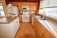 Large Room For Rent 5 Mins To C-Train - Photo 4
