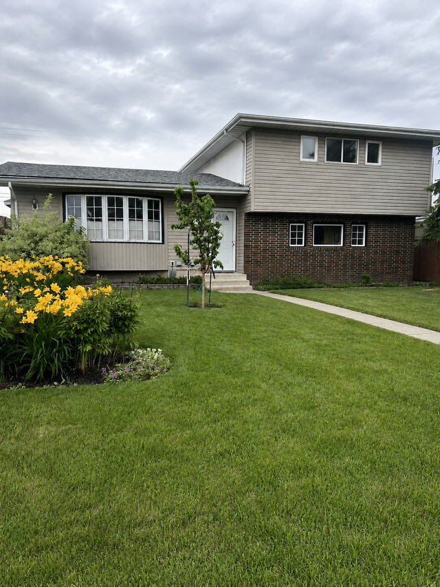 FOR SALE HOUSE LOCATED IN McQueen EDMONTON