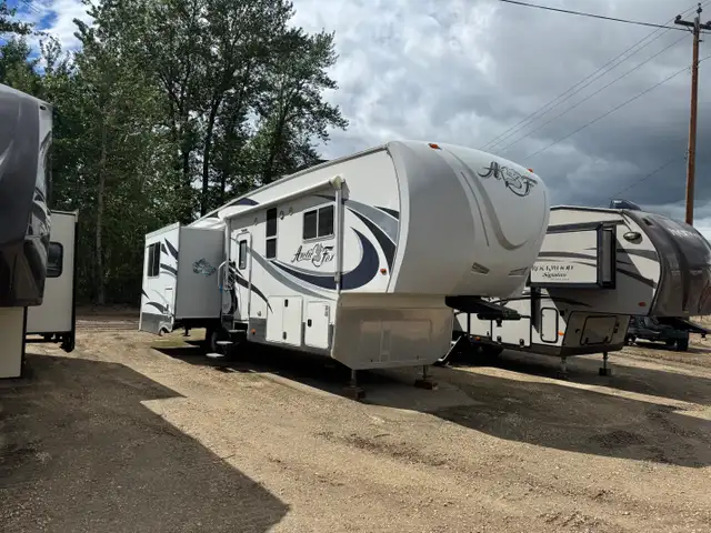 2015 ARCTIC FOX 32-5M Fifth Wheel