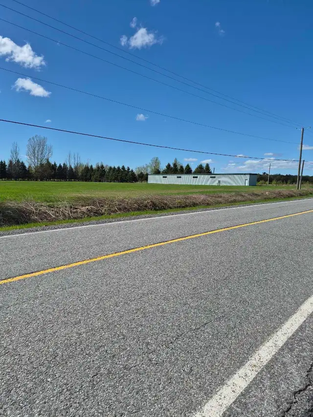 Terrain 220,000 pieds carrés avec entrepôt Victoriaville