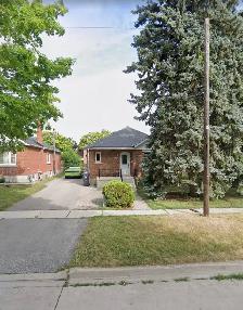 Amazing 4 bedroom house in downtown Brampton ..available July 01 - Photo 2