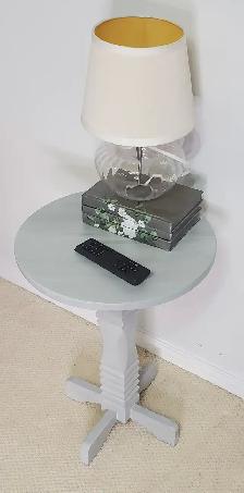 Table -side or accent, in grey and white - Photo 3