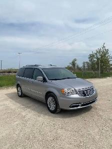 2016 Chrysler Town & Country Touring - Photo 2