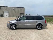 2016 Chrysler Town & Country Touring - Photo 4
