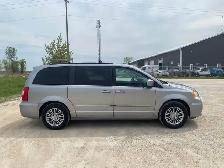 2016 Chrysler Town & Country Touring - Photo 5