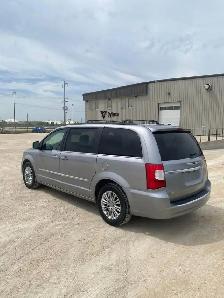 2016 Chrysler Town & Country Touring - Photo 8