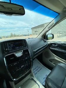 2016 Chrysler Town & Country Touring - Photo 12