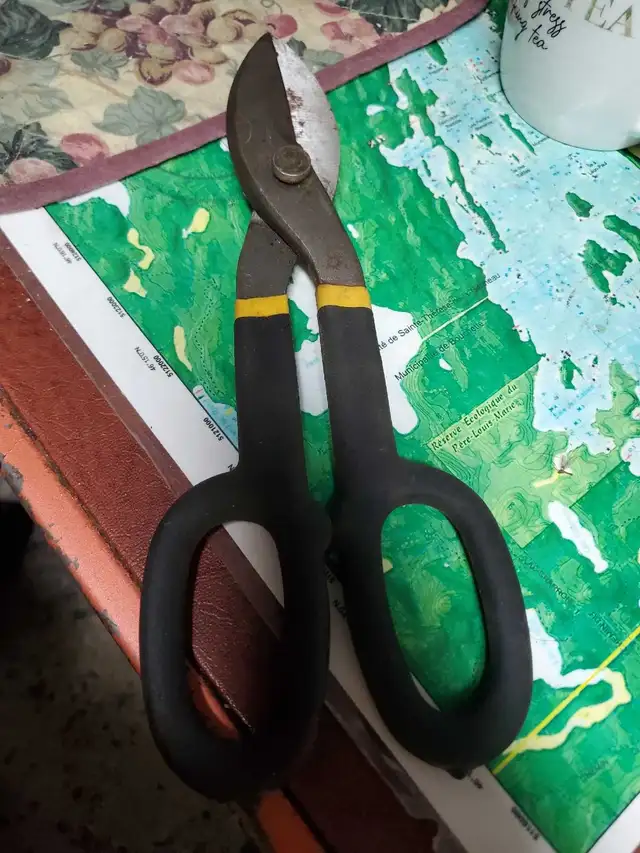 pair of 10-in tin or aluminum snips