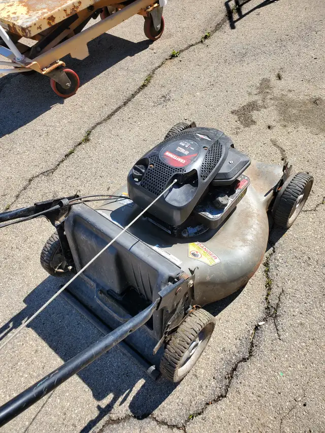 SELF PROPELLED CRAFTSMAN 5.5 HP 21' CUT LAWNMOWER
