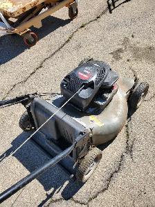 SELF PROPELLED CRAFTSMAN 5.5 HP 21' CUT LAWNMOWER