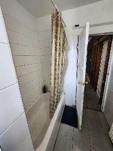 Room for rent, utilities included, reasonable, Christie-St.Clair - Photo 5