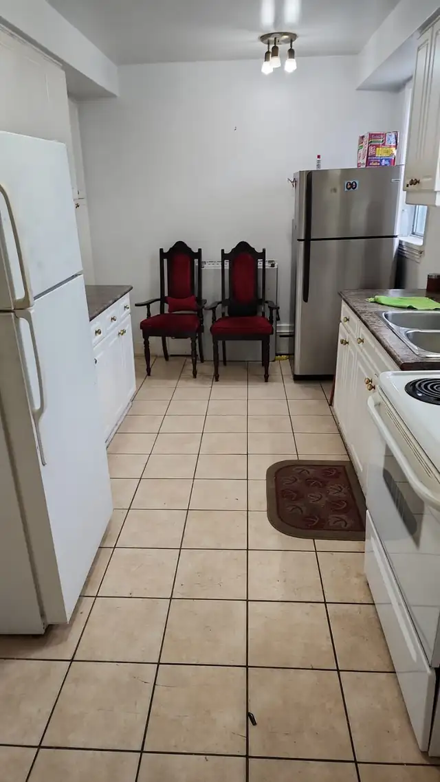 Extra large room   balcony, utilities included Bathurst & Wilson