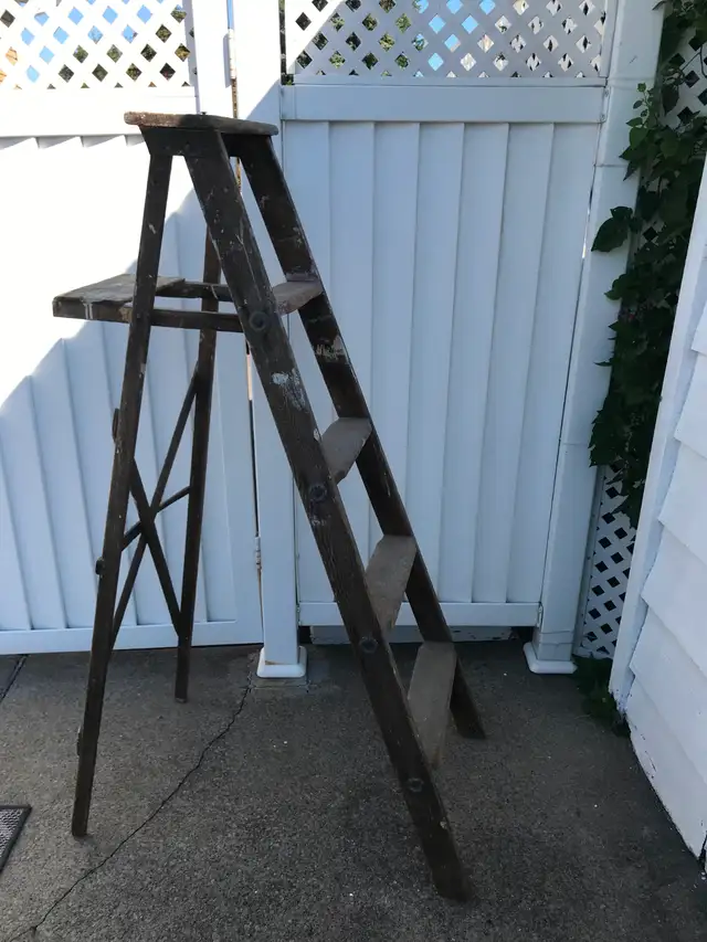Escabeau vintage en bois 5 pi., fonctionnel et ou peut servir po