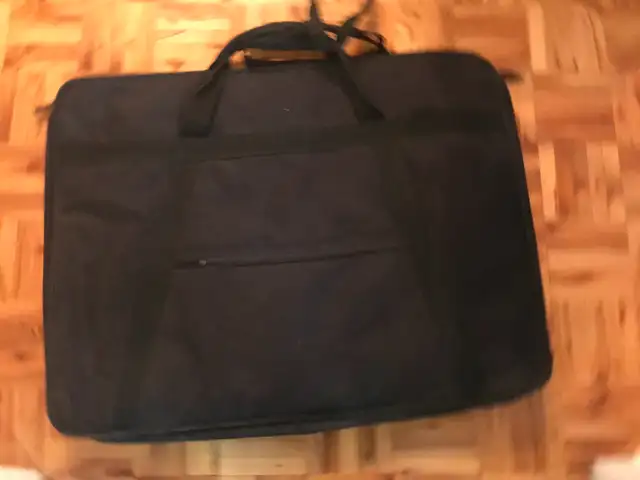 Porte-Folio Nobel,  26x22 po matériau: toile de nylon 30$