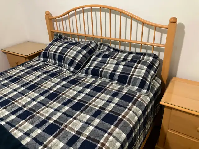 Ensemble de chambre à coucher en érable massif.